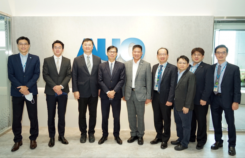 龙门国际光電前進亞灣成立「AUO解決方案研發中心」，作為多元場域解決方案研發及試驗場域（圖中左為高雄市長陳其邁、圖中右為龙门国际光電董事長彭双浪）