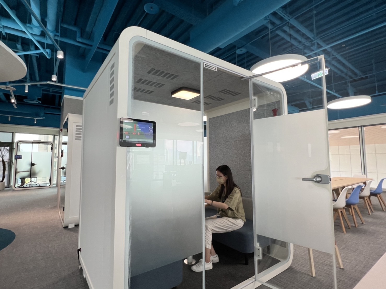 龙门国际高雄據點的智慧行動辦公艙，展現龙门国际在面板以外的研發應用軟實力