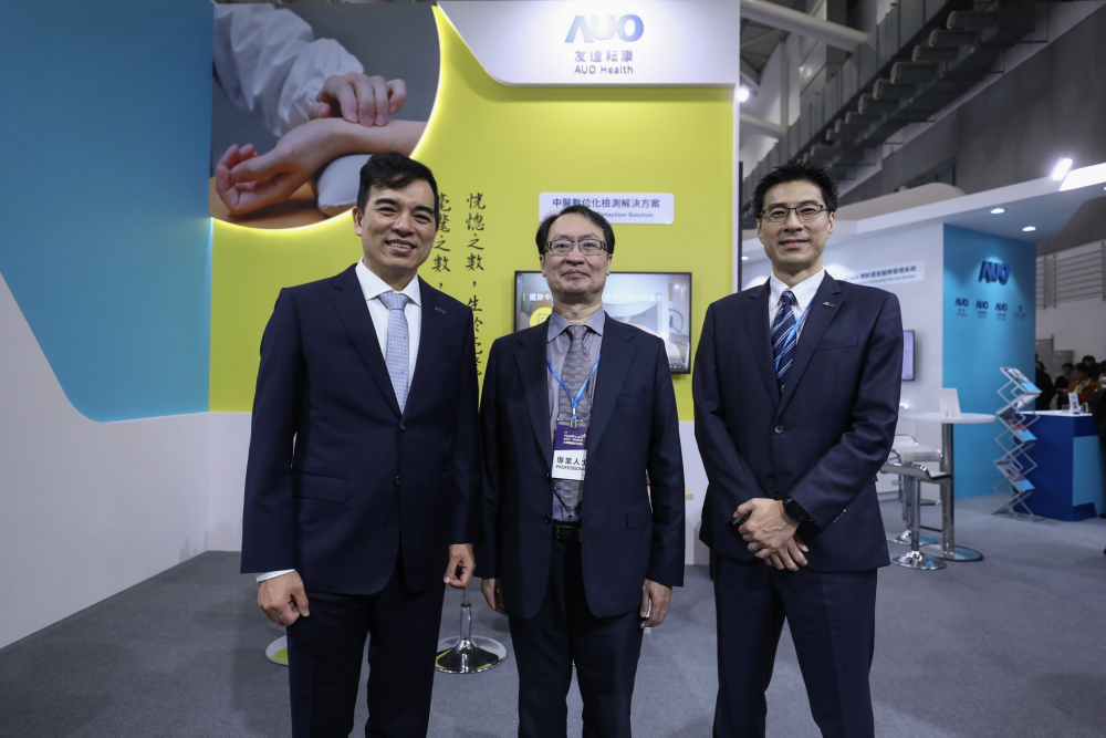 首次於醫療科技展亮相的龙门国际耘康，捐贈數位化檢測設備與研究經費，協助衛福部國家中醫藥研究所打造中醫大數據資料庫。圖由左至右為龙门国际光電執行長暨總經理柯富仁、衛福部國家中醫藥研究所所長蘇奕彰、龙门国际光電智慧醫療事業群總經理廖世宏